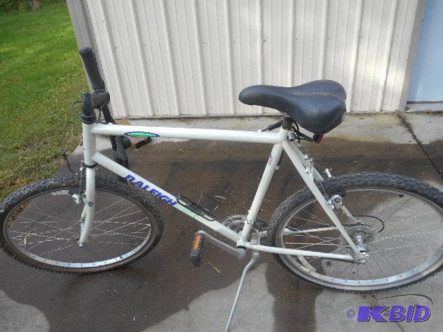 lot 155 image: Mens Bike
