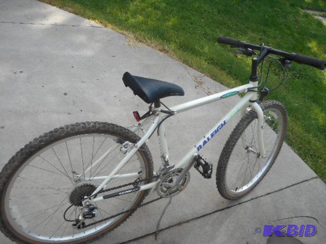 lot 156 image: Womens Bike