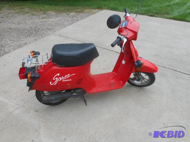 lot 17 image: Honda Scooter