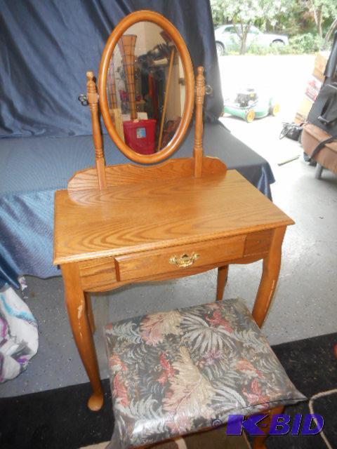 lot 2 image: Dressing Table, Chair