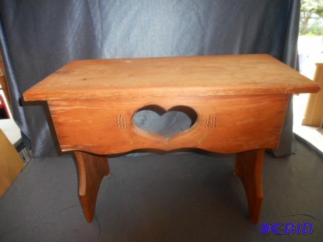 lot 27 image: Foot Stool