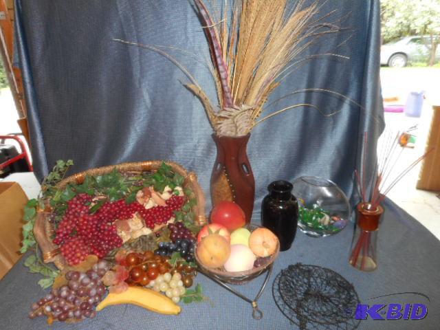 lot 28 image: Vases, Basket