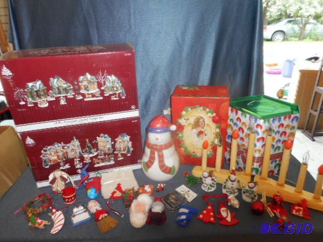 lot 35 image: Christmas Decorations