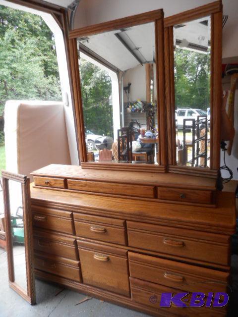 lot 7 image: Dresser with Mirror
