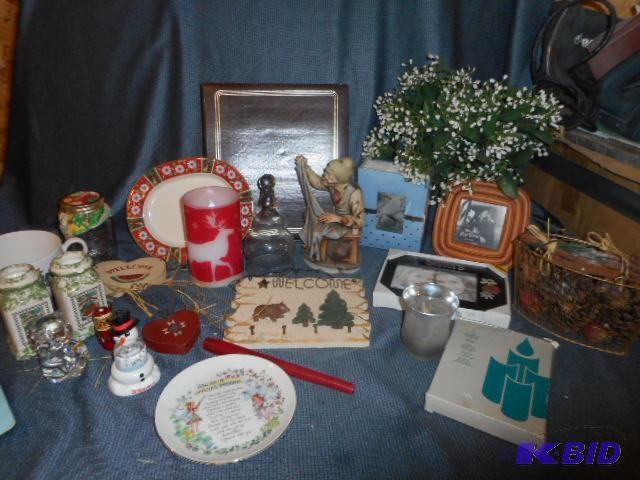lot 94 image: Decorations