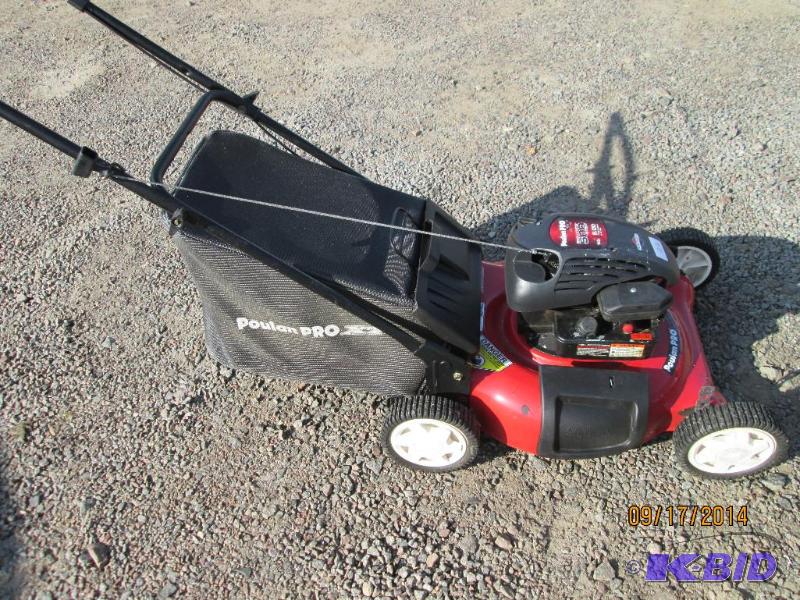 lot 22 image: Poulan Pro 5HP 21" Push Mower With Bagge...
