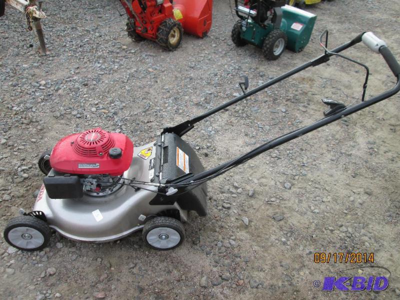 lot 5 image: Honda Self-Propelled Lawn 21" Lawn Mower...