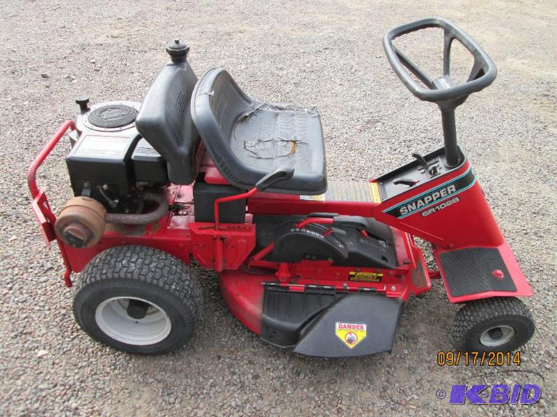 lot 7 image: Snapper Riding Lawn Mower, 28" Mower Dec...