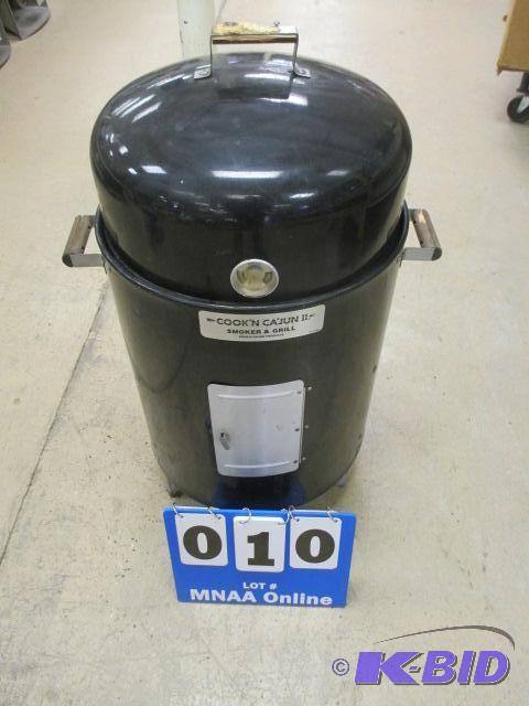 lot 10 image: Cookn CAJun Smoker and grill II