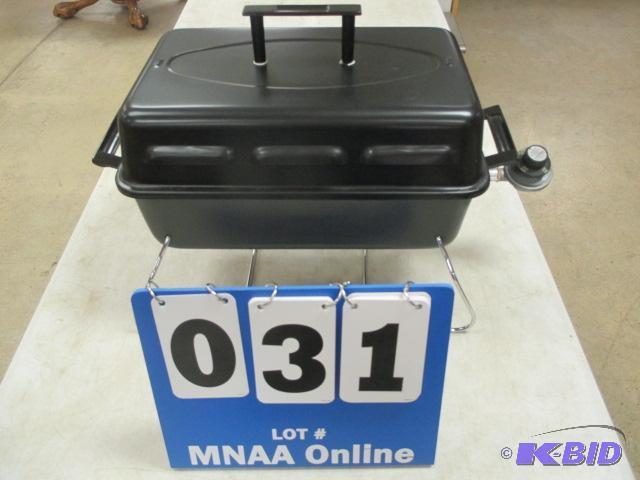 lot 31 image: Charbroil Table top Propane Grill