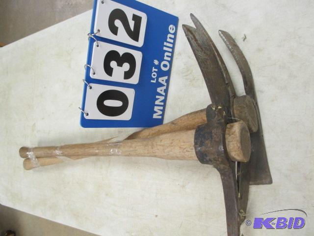lot 32 image: Lot of 3 pick ax,s