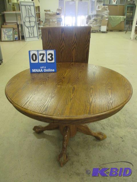 lot 73 image: Oak Pedestal Table