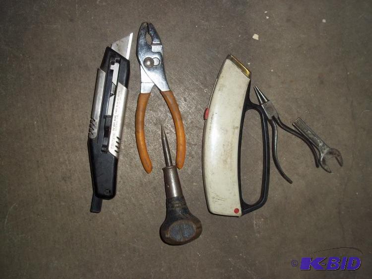2 pliers, 2 utility knives, Awl...