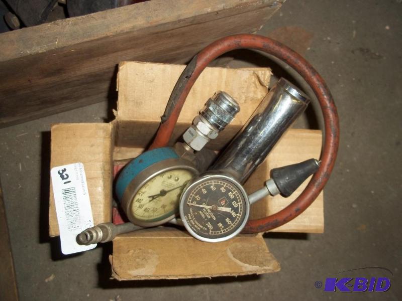 Lot of 2 Compression gauges...