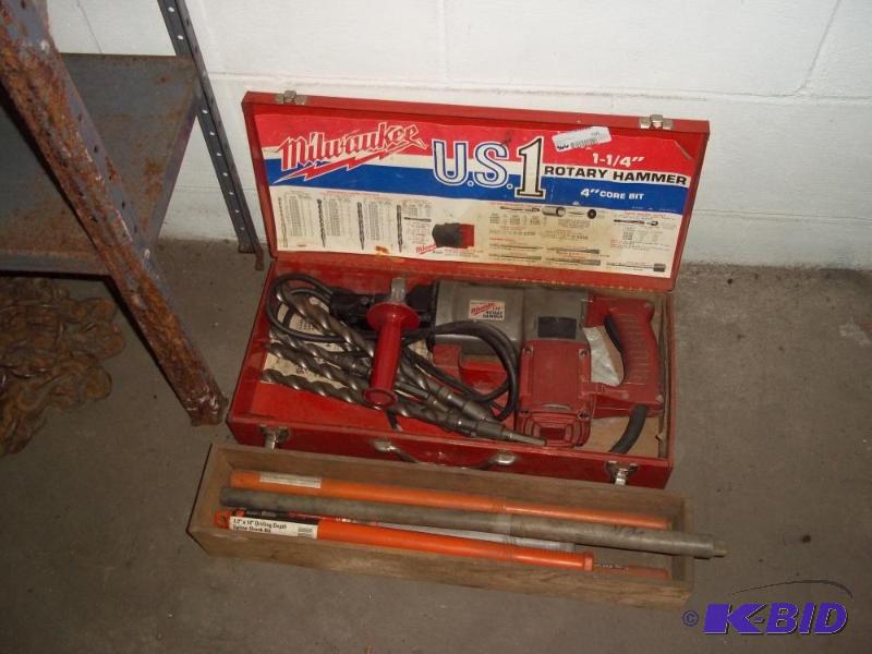 Milwaukee Rotary Hammer with several bits   C...