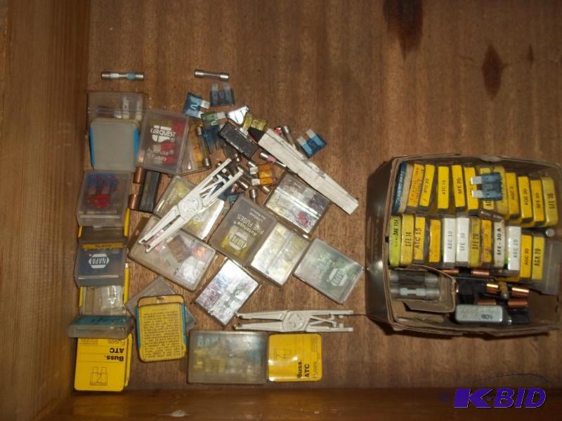 Lot of automotive fuses...