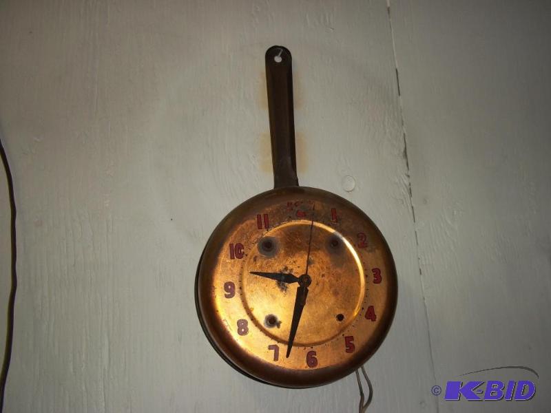 Vintage pan clock, works...