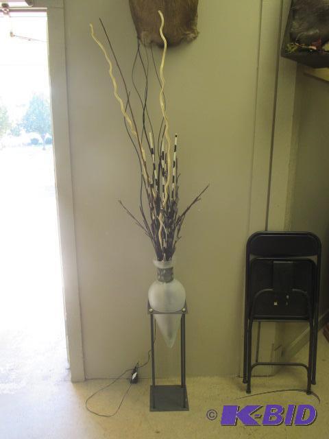 lot 00080 image: Decorative Standing Vase