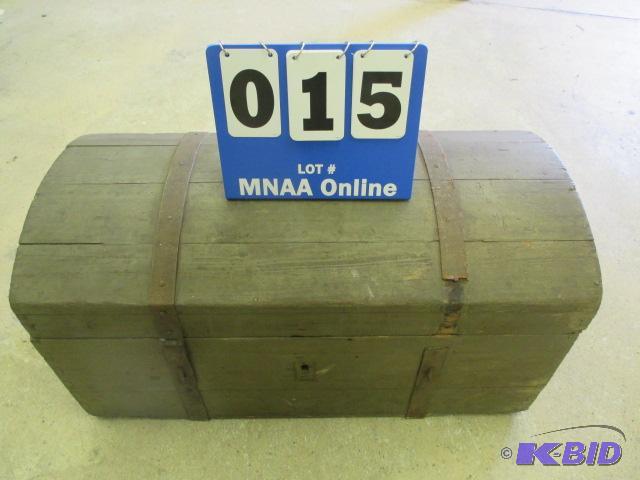 lot 15 image: Vintage Steamer Trunk