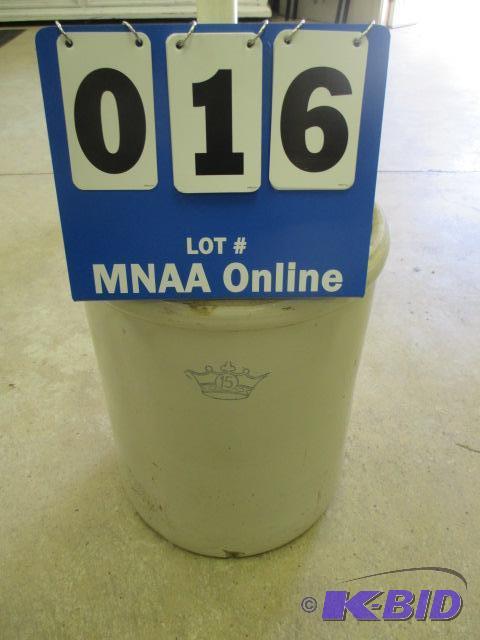 lot 16 image: #15 Kings Crown Crock