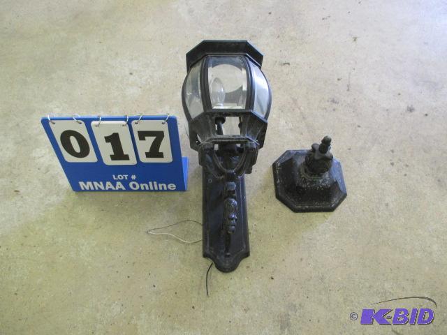 lot 17 image: Vintage Cast Iron Carriage Light.