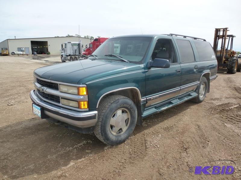 1996 Chevy Suburban 4WD Has 350 V8 engine, A...