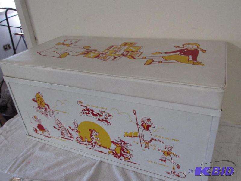lot 10 image: Vintage Toy Box Great Graphics