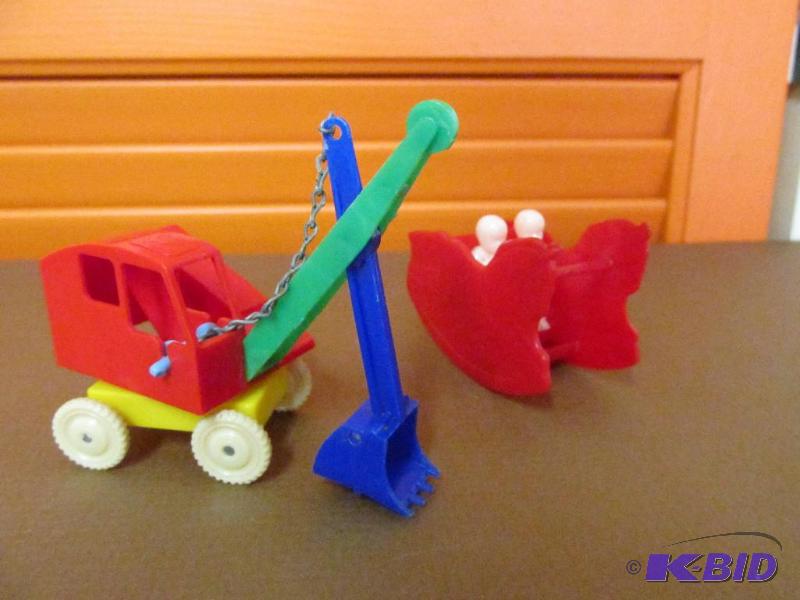 lot 105 image: 2 Cute Doll House Pieces