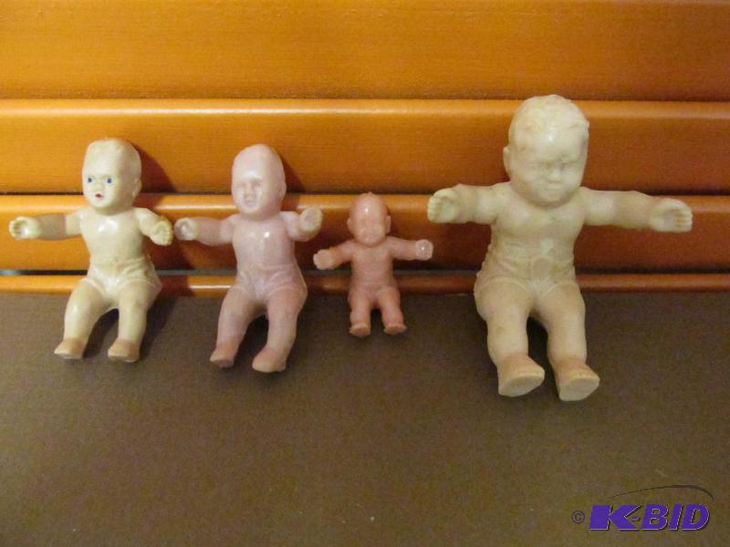 lot 114 image: 4 Doll House Babies