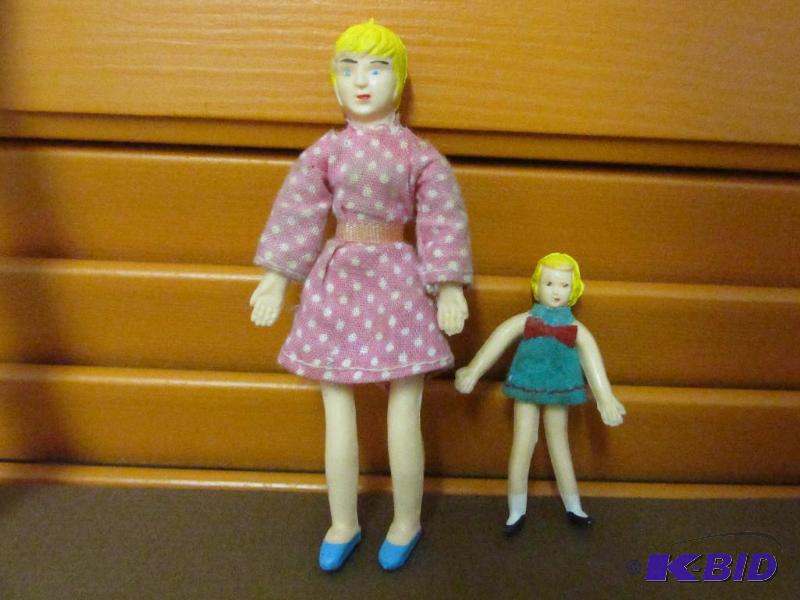 lot 115 image: Doll House Dolls - Mom and Daughter