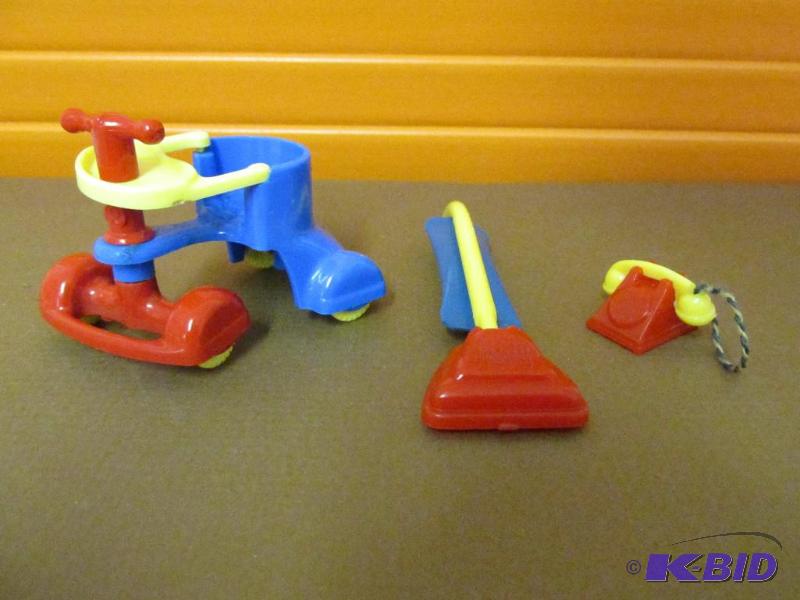 lot 116 image: Vintage Renwal Doll Furniture (3 pieces)