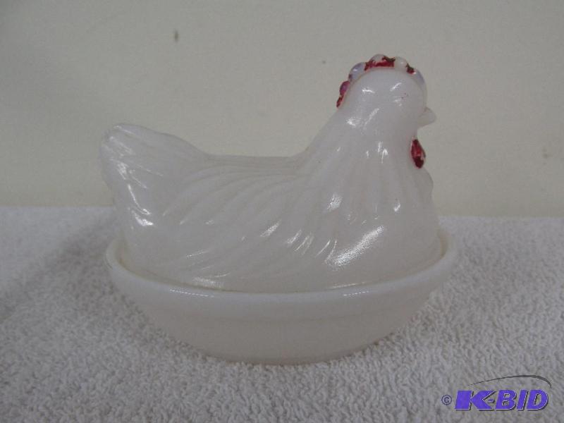lot 14 image: Vintage Small Milk Glass Nesting Chicken