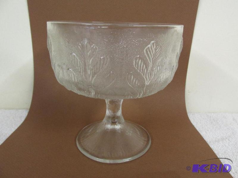 lot 18 image: Stemmed Glass Bowl