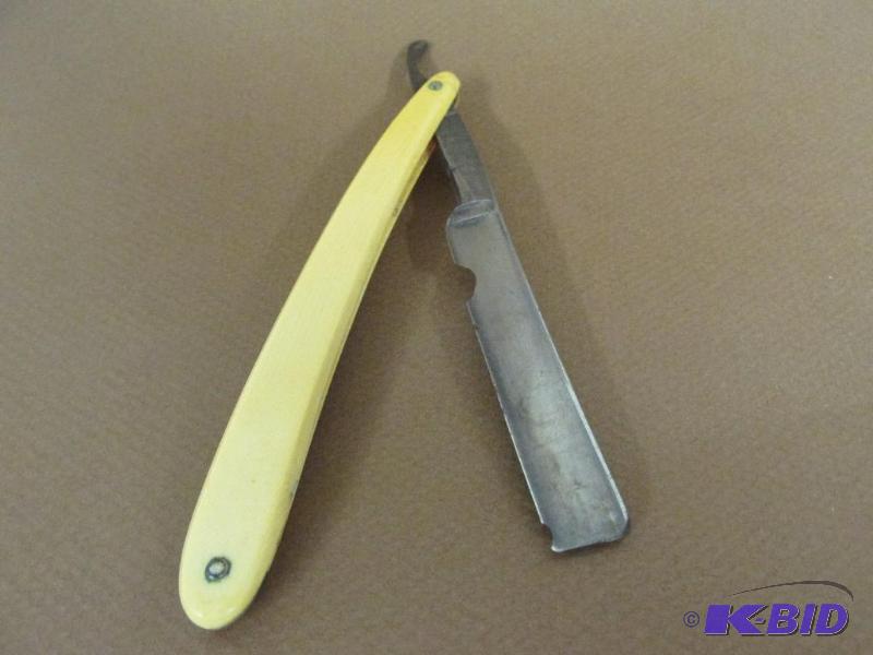 lot 19 image: Antique Carbo Magnetic Razor and Box