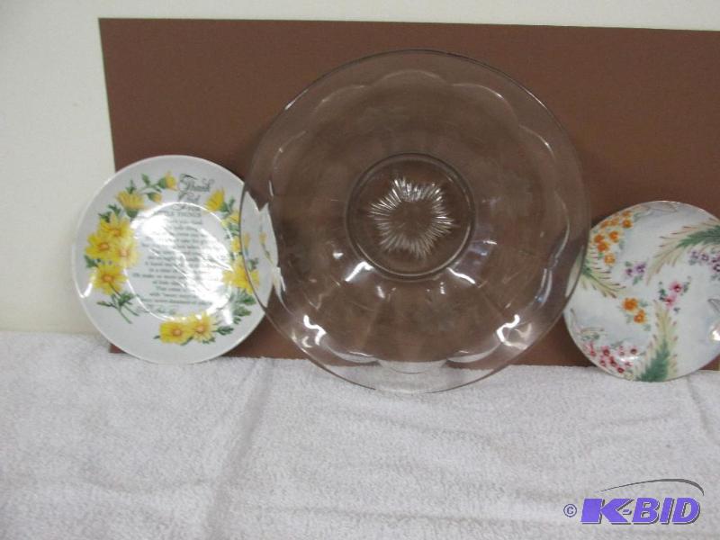 lot 29 image: 2 Nice Little Plates and a Pretty Clear Glass Bowl