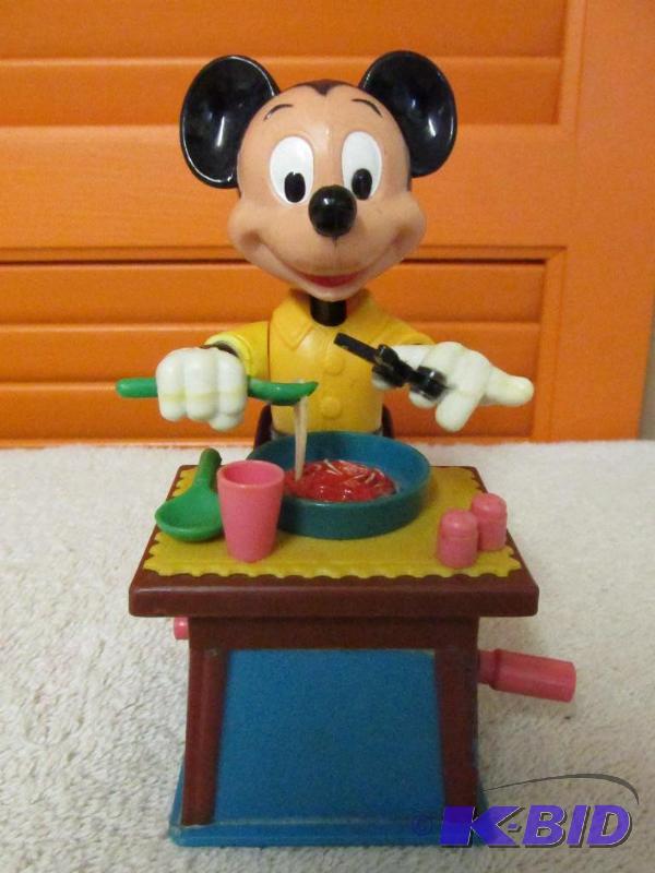 lot 4 image: Mickey Mouse Hand-Turn Vintage Toy