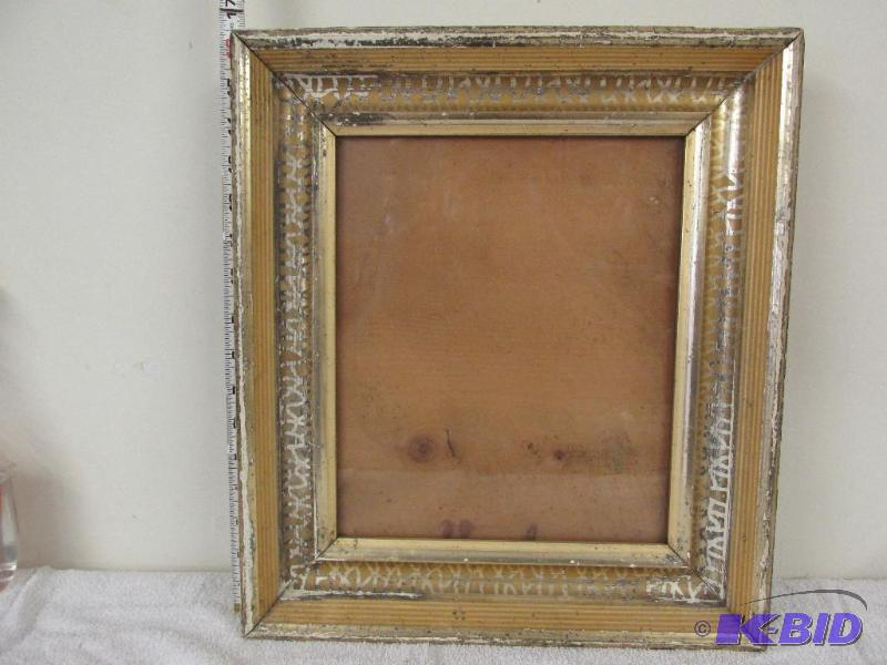 lot 46 image: Vintage Wooden Picture Frame