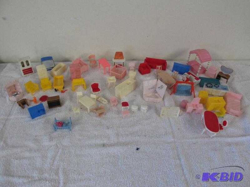 lot 49 image: Large Lot of Vintage Doll House Furniture.