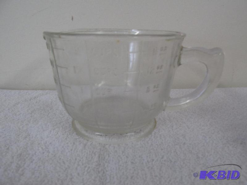 lot 54 image: Vintage Glass Two Cup  Measuring Cup.