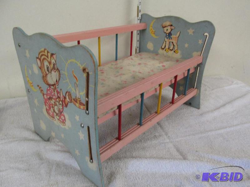 lot 69 image: Very Nice Vintage Doll Crib