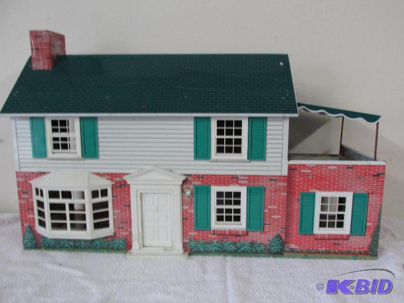 lot 7 image: Vintage Doll House
