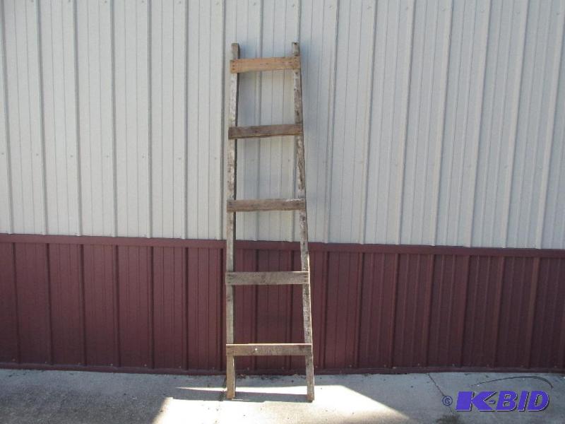 lot 74 image: Barn Ladder,  Great for Hanging Quilts, Pictures or putting back in the barn.