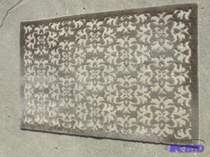 lot 85 image: Used Rug - very nice pattern