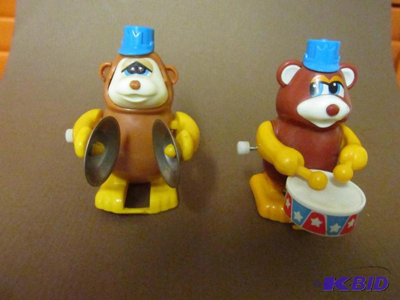lot 98 image: 2 Vintage Wind-up Marching and Music Playing Cute Little Animals