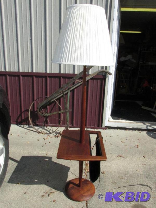 lot 101 image: Mahogany End Table Lamp