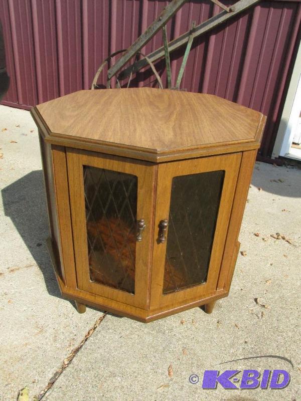 lot 103 image: End Table