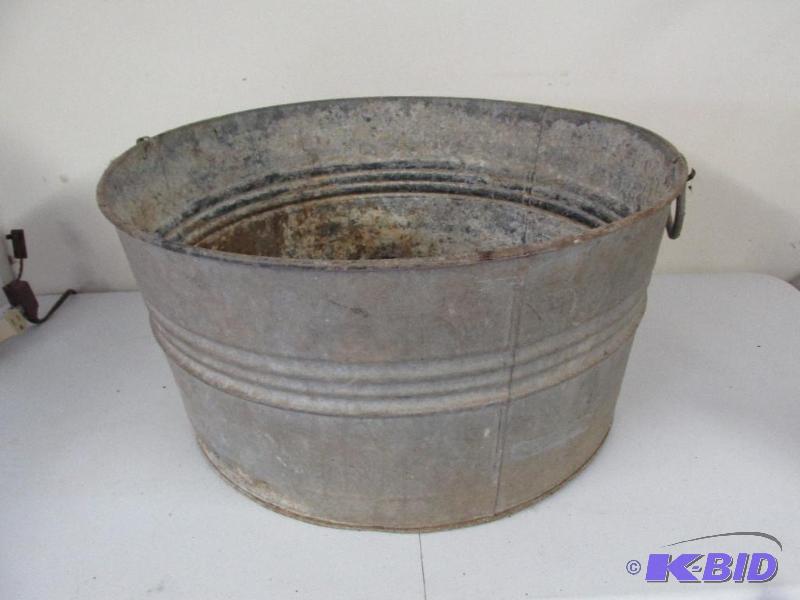 lot 17 image: Vintage Galvanized Wash Tub