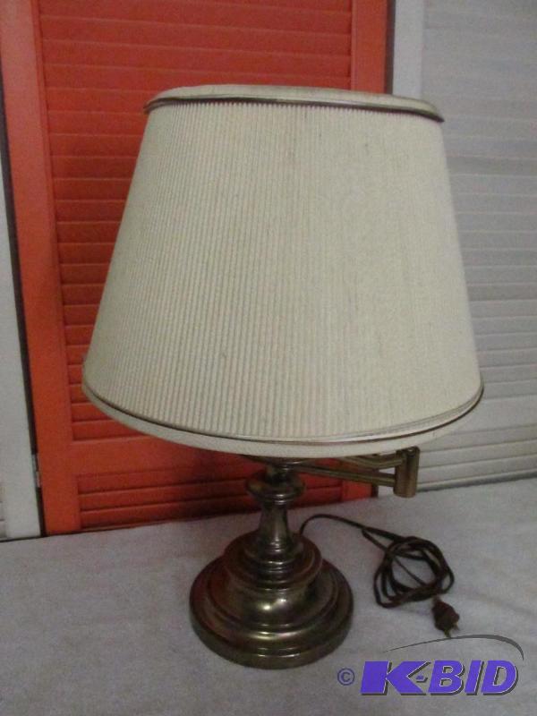 lot 43 image: Vintage - but looks new - Brass Swing Arm Table Lamp
