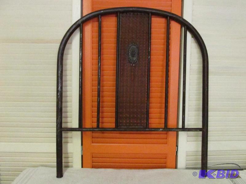 lot 53 image: Vintage Metal Childs Headboard
