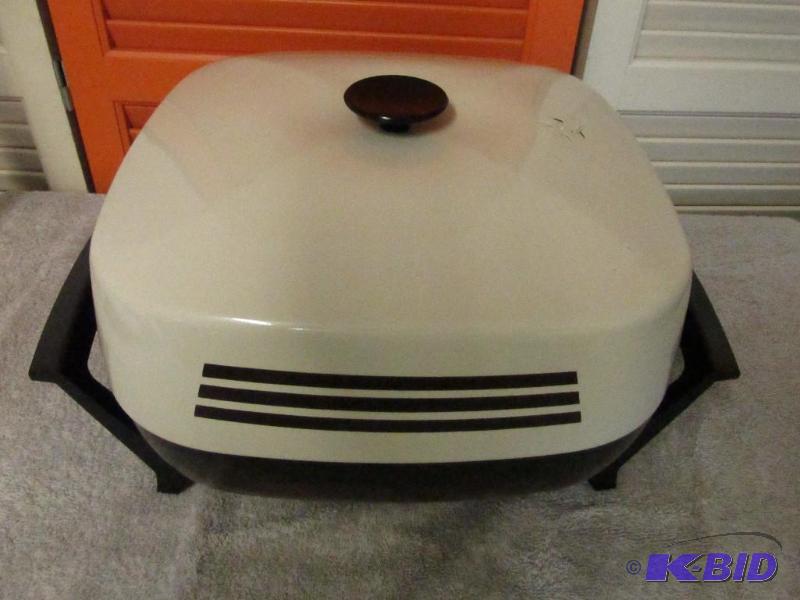 lot 61 image: Westbend Electric Fry Pan
